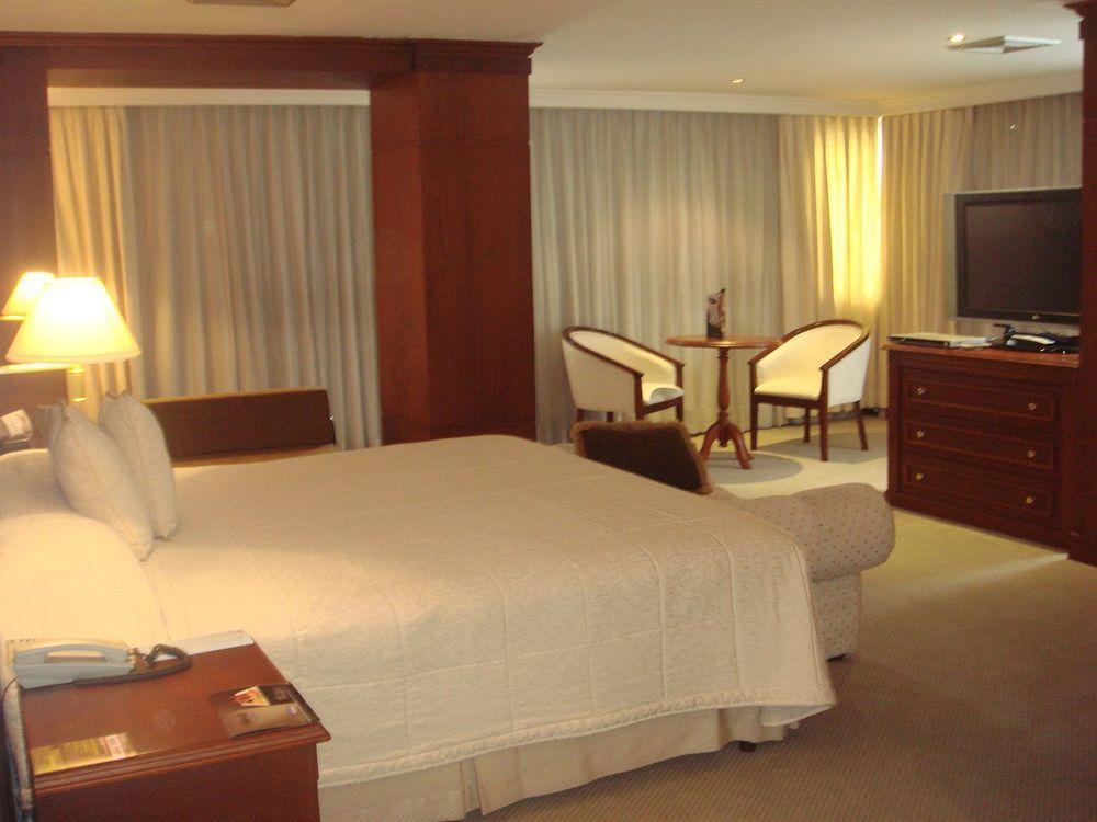 Hotel Emperador Ambato Esterno foto