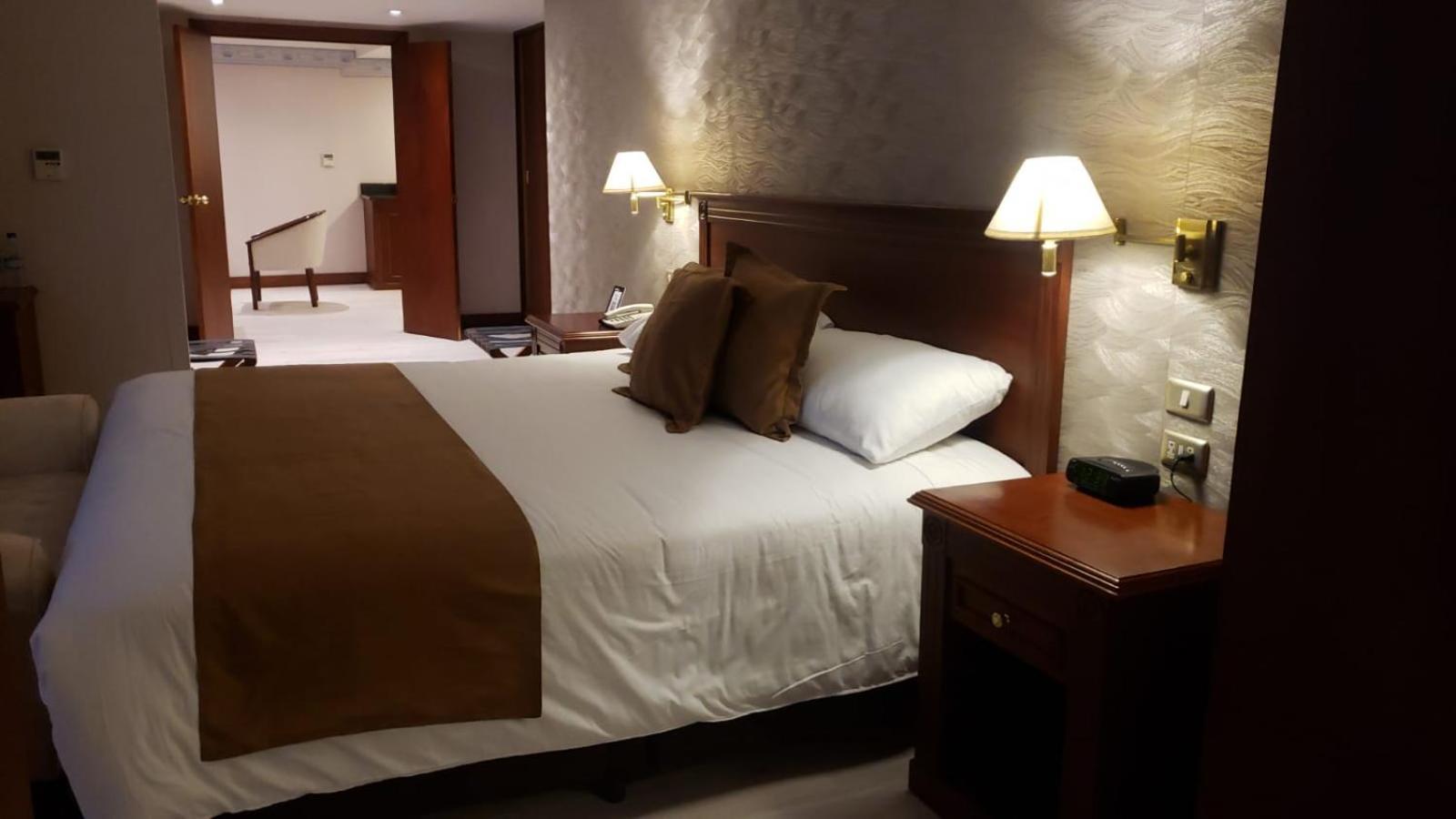 Hotel Emperador Ambato Esterno foto
