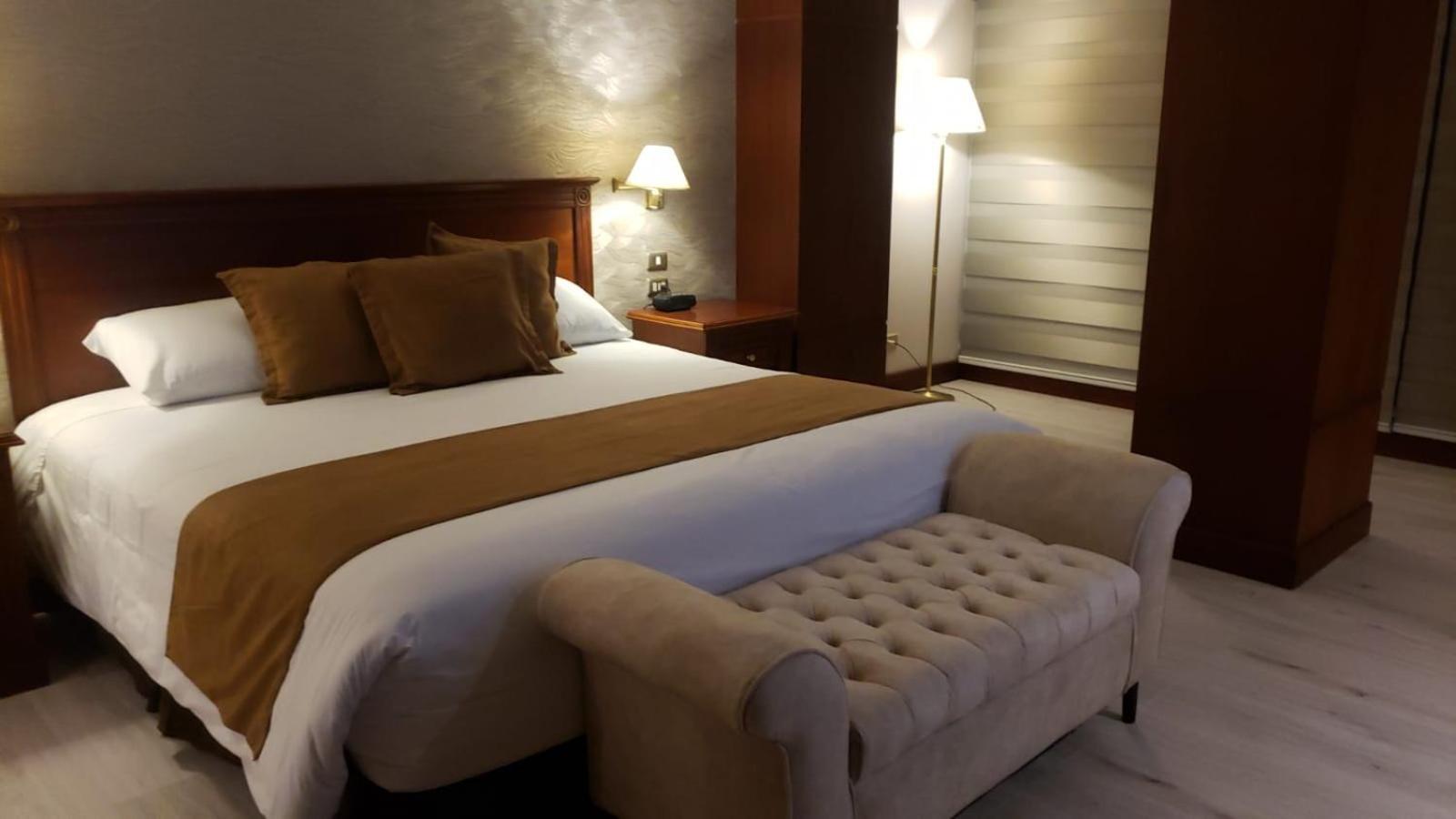 Hotel Emperador Ambato Esterno foto