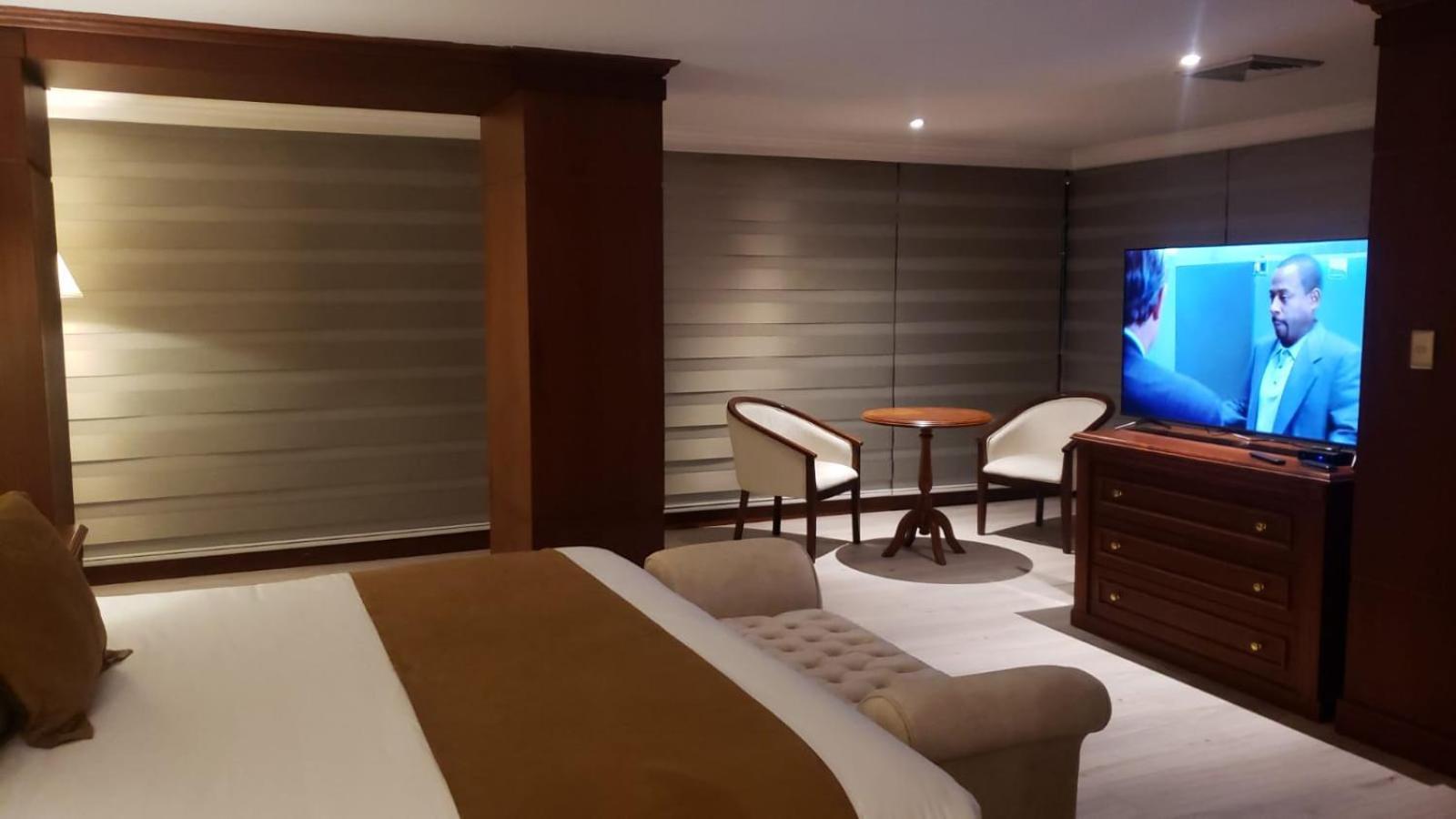 Hotel Emperador Ambato Esterno foto