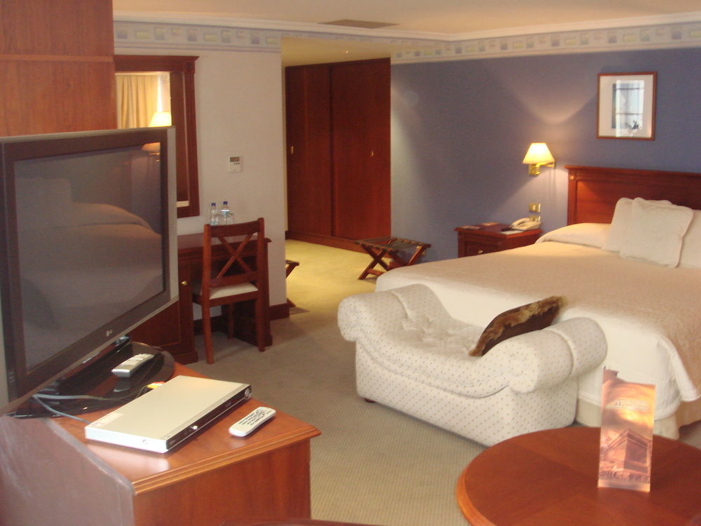 Hotel Emperador Ambato Esterno foto