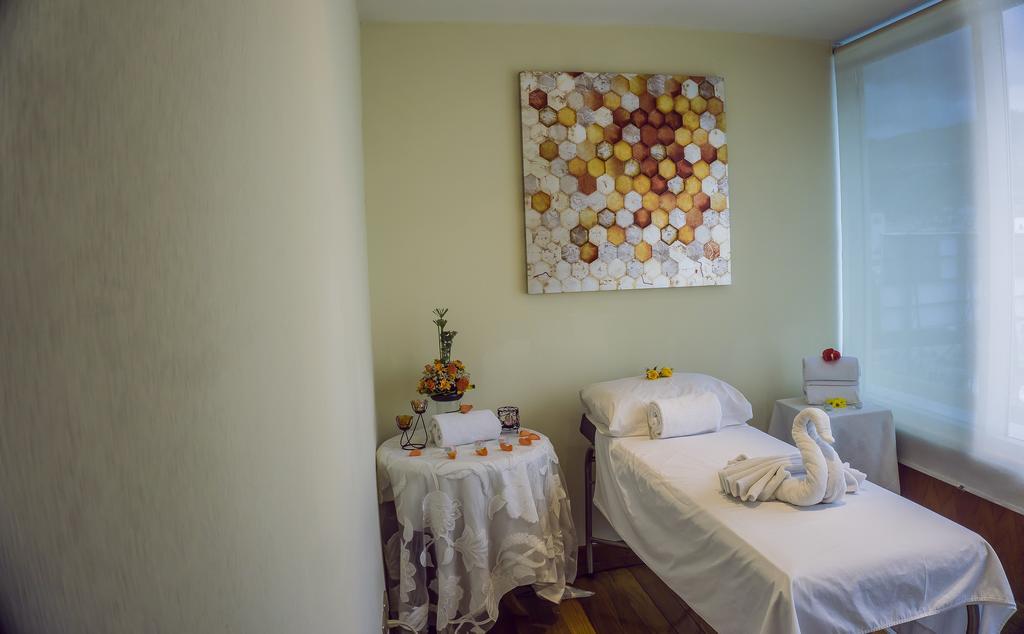 Hotel Emperador Ambato Esterno foto