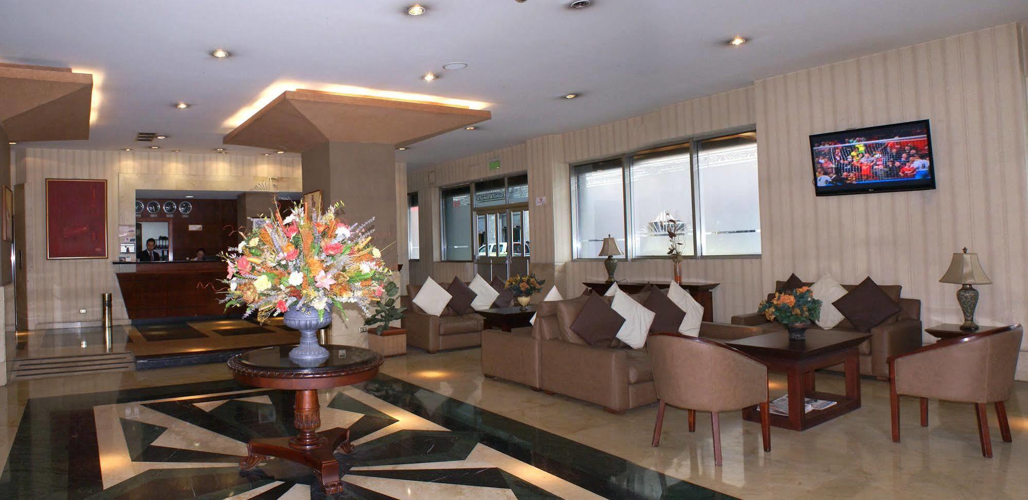 Hotel Emperador Ambato Esterno foto