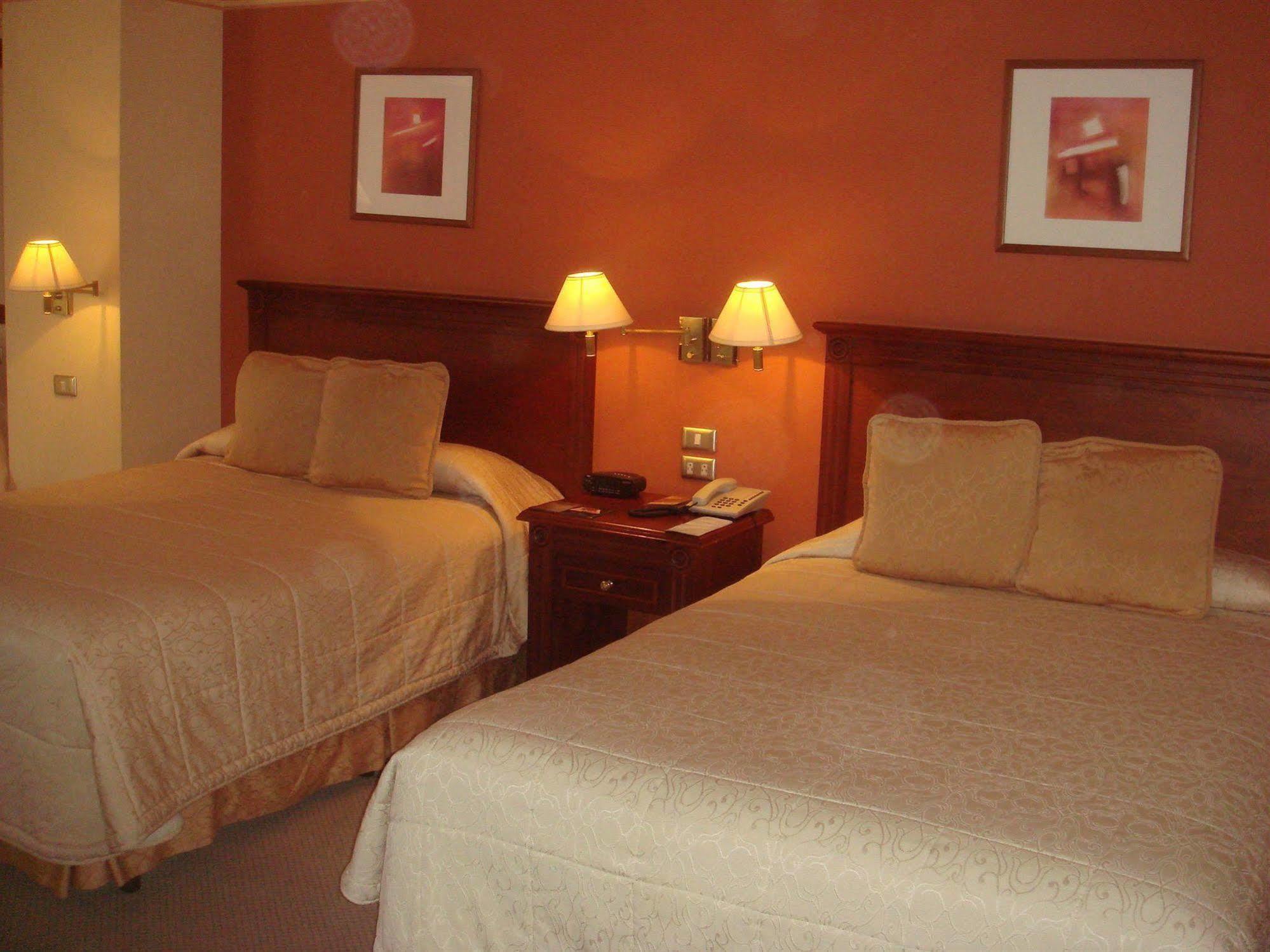 Hotel Emperador Ambato Esterno foto