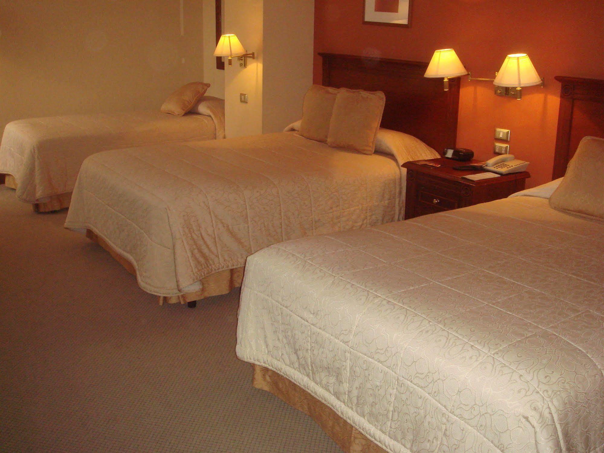 Hotel Emperador Ambato Esterno foto