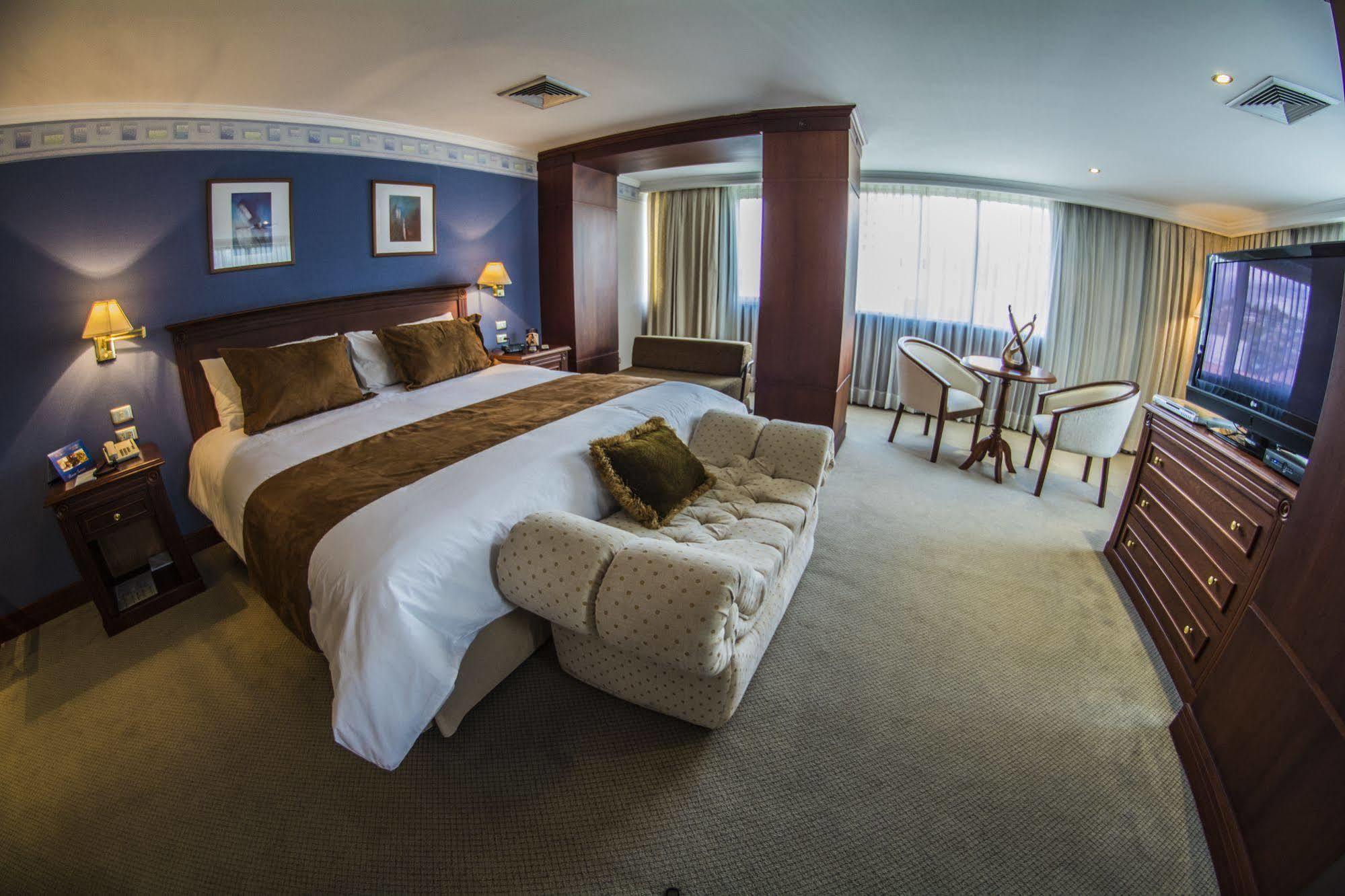 Hotel Emperador Ambato Esterno foto