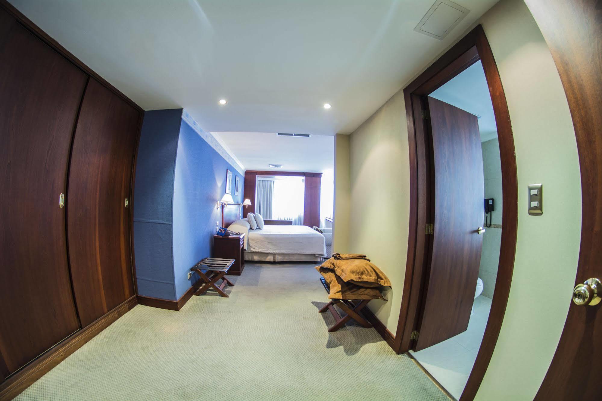 Hotel Emperador Ambato Esterno foto