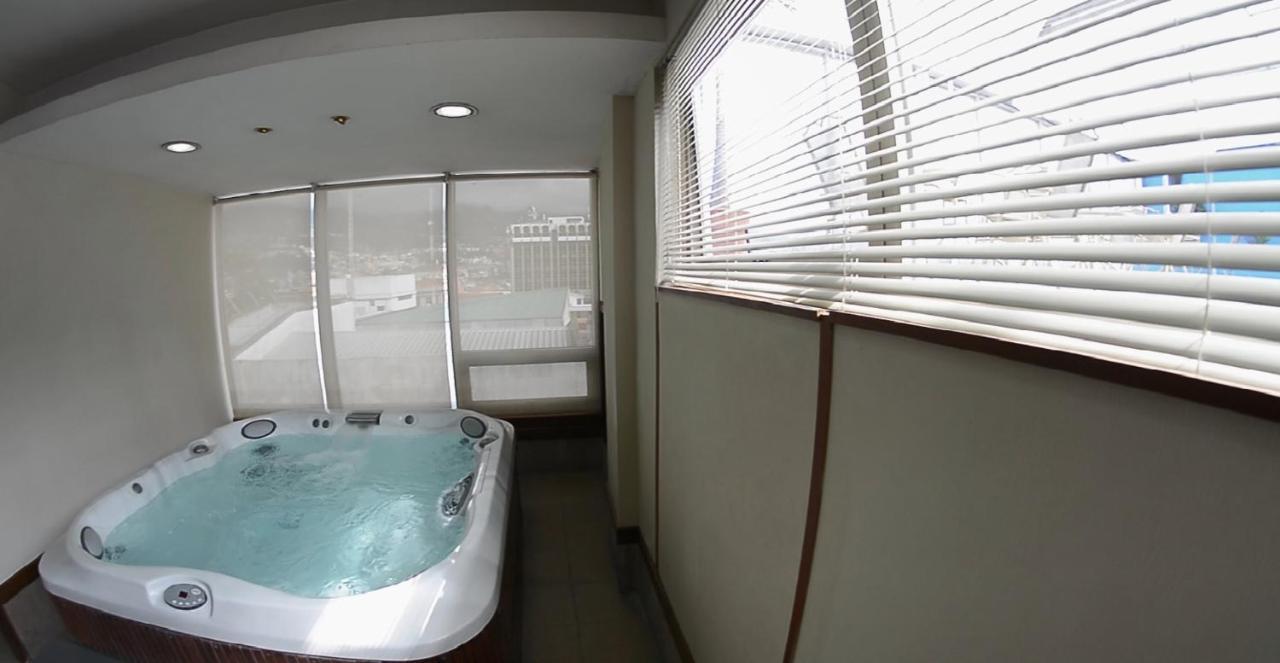 Hotel Emperador Ambato Esterno foto