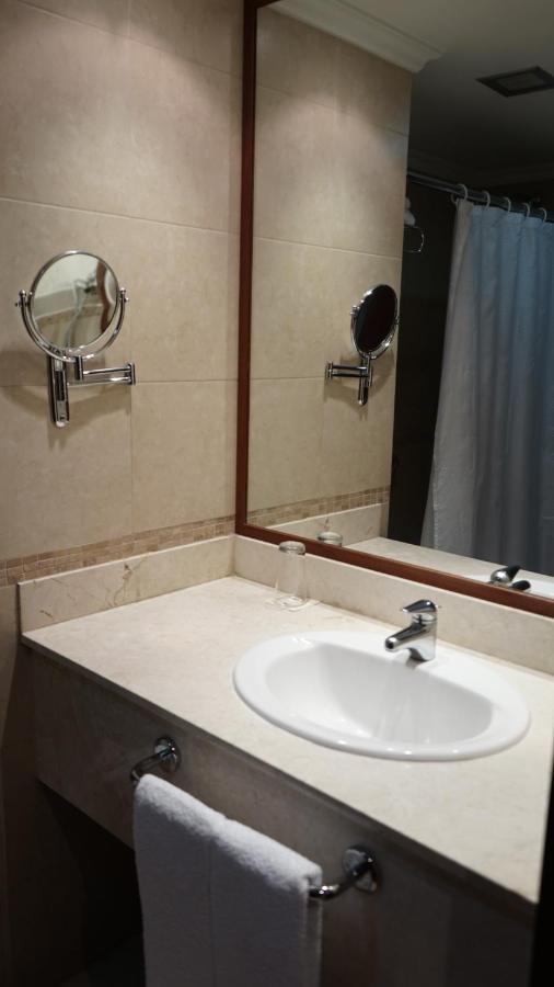 Hotel Emperador Ambato Esterno foto