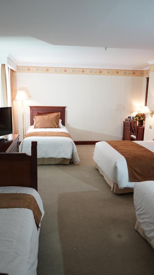 Hotel Emperador Ambato Esterno foto