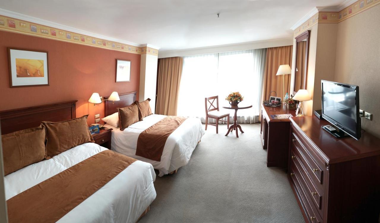 Hotel Emperador Ambato Esterno foto
